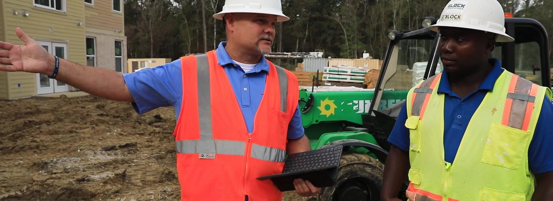 safety-consulting-louisiana-riskwise RiskWise safety consultant conducting a job site inspection, discussing safety protocols with a construction worker.